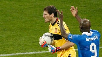 Imagen de la final contra Italia junto a Mario Balotelli.