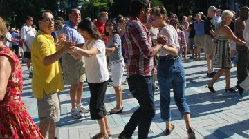 Aprende a bailar cumbia, cha cha cha, tango, rumba, mambo y hasta polka con música en vivo en la serie de baile que ofrece la Ciudad de Chicago cada verano.