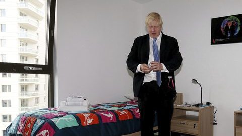 El alcalde de Londres, Boris Johnson, observa los preservativos que se dejan en las habitaciones de los atletas en la villa olímpica.