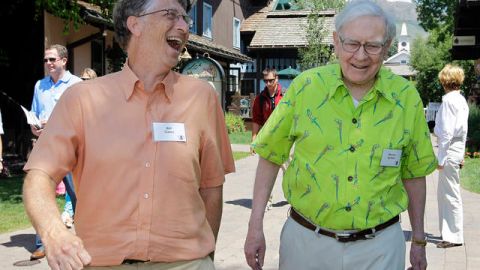 Warren Buffett (der.), junto a Bill Gates, se ha caracterizado por sus certeras predicciones económicas.