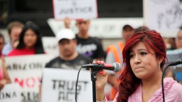 Isaura García dijo que fue puesta en proceso de deportación luego de llamar al 911 para denunciar a su novio, quien la golpeaba.