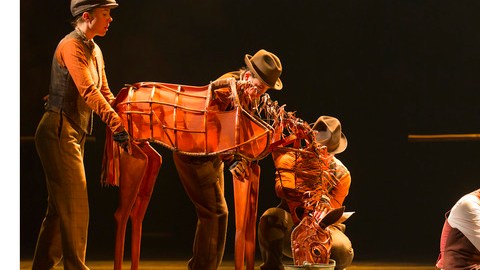 Andrew Veenstra (sentado) es Albert en 'War Horse', que se representa en el Ahmanson de LA.