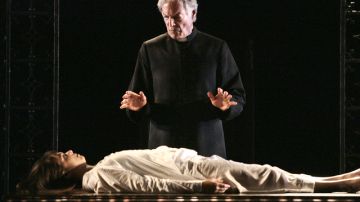 Richard Chamberlain y Emily Yetter en un instante de 'The Exorcist', en el Geffen Playhouse.
