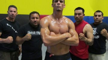 El peleador Charlie Ontiveros (centro) con los entrenadores de artes marciales mixtas de One Fight Club.