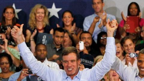 El presidente Barack Obama con el senador Mark Warner y el candidato al Senado Timothy Kaine en Virginia.