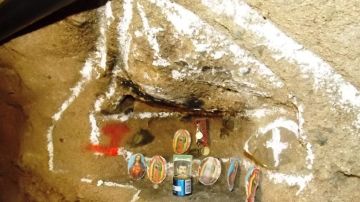 Detalle del  altar religioso ubicado en un "narcotúnel" encontrado ayer  en el interior de la empresa denominada "Reciclados y Derivados", ubicada en la ciudad mexicana de Tijuana.