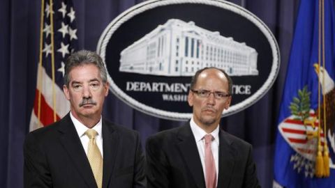 James M. Cole y Thomas Perez, del Departamento de Justicia, en el anuncio de que Wells Fargo pagará  $175 millones.