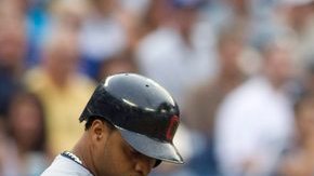 Travis Hafner es felicitado tras disparar su jonrón decisivo.