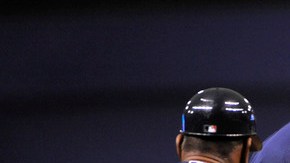 David Ortiz (der.) recibe el clásico saludo del coach de tercera base, Jerry Royster, después de descargar su kilométrico tablazo.