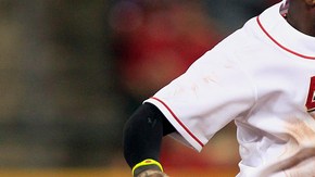 Brandon Phillips (izq.),  pone out a Yadier Molina en el octavo.