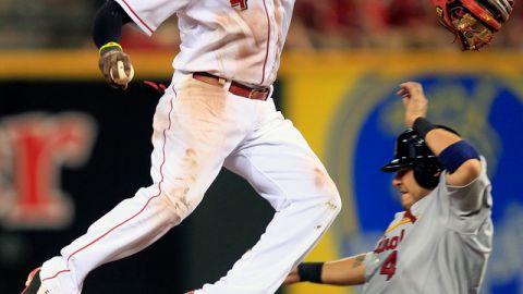Brandon Phillips (izq.), pone out a Yadier Molina en el octavo.