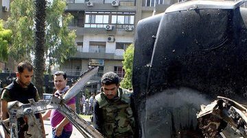 Escena de la violencia en Siria, donde un coche bomba explotó en Mazzeh, Damasco. ayer.