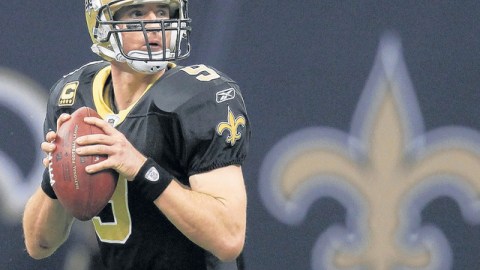 Drew Brees entró ayer al libro del récord salarial de la NFL.