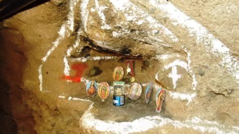 Detalle de altar religioso en 'narcotúnel' encontrado este jueves, en el interior de una empresa de  'Reciclados y Derivados', en Tijuana.