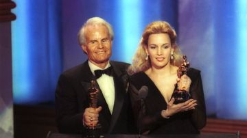Richard Zanuck y Lili Fini Zanuck al momento de recibir en marzo de 1990 el Oscar a la Mejor Película, por la cinta 'Driving Miss Daisy'.