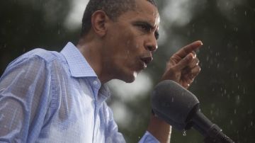 El presidente Obama interviene bajo la lluvia durante un acto electoral frente a Walkerton Tavern de Glen Allen, en Virginia, ayer sábado.