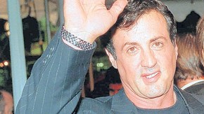 Sage Stallone (der.) en una foto con su padre, el actor  Sylvester Stalloney y Jennifer Flavin.