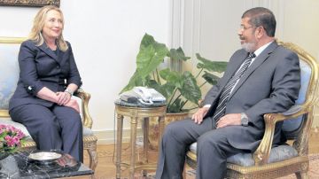 Mohamed Morsi  con la secretaria de Estado, Hillary Clinton.