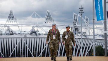 Dos militares británicos caminan cerca del Estadio Olímpico mientras continúan los preparativos para el arranque de los Juegos.