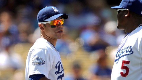 Jerry Hairston Jr. (izq.) parece dar explicaciones a Juan Uribe después de cometer su marfilada en el séptimo episodio.