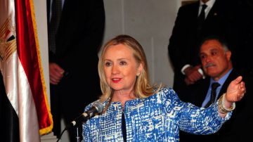 La secretaria de estado, Hillary Clinton, habla en la reapertura del consulado general estadounidense, ayer, en Alejandría (Egipto).