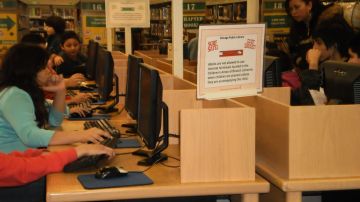 Debido a los recortes presupuestarios, las bibliotecas públicas de Chicago se vieron obligadas a cerrar durante cuatro horas los lunes por la mañana durante el año escolar.