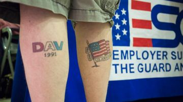 Un veterano de guerra desempleado asiste a una feria de trabajo en Nebraska.