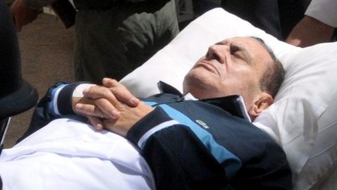El expresidente Hosni Mubarak cuando empezaba el juicio en El Cairo.