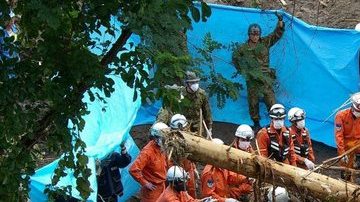 Soldados japoneses participando en labores de limpieza y rescate tras un corrimiento de tierras en la localidad de Aso, Japón, ayer.