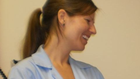 La partera Laura Jenson y una paciente, en el centro médico Alivio.