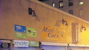 Elementos de la Policía trataron de impedir que miembros de Occupy LA pintaran con gis mensajes en las calles.