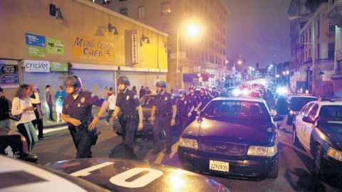 Elementos de la Policía trataron de impedir que miembros de Occupy LA pintaran con gis mensajes en las calles.