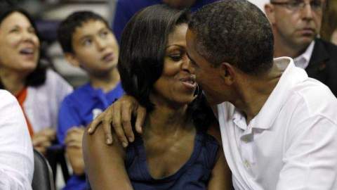 Quien desencadenó tales informaciones fue la "Kiss Cam" (Cámara del amor), un juego en los partidos de baloncesto en EE.UU. que reta a las parejas a besarse cuando aparecen pinchadas en las pantallas gigantes de los estadios.