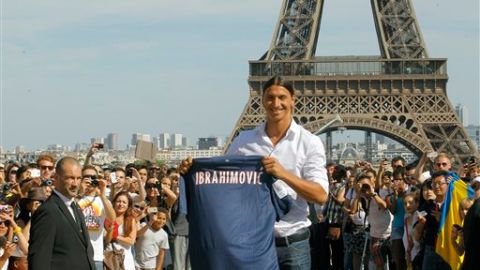 Zlatan Ibrahimovic tuvo una particular presentación frente a la torre Eiffel.