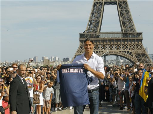 Zlatan Ibrahimovic tuvo una particular presentación frente a la torre Eiffel.