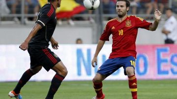Carlos Salcido enfrenta a Juan Mata del Chelsea.