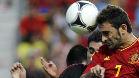 El delantero de la selección española, Adrián (d), cabecea ante el jugador de la selección de México, Nestor Vidrio.