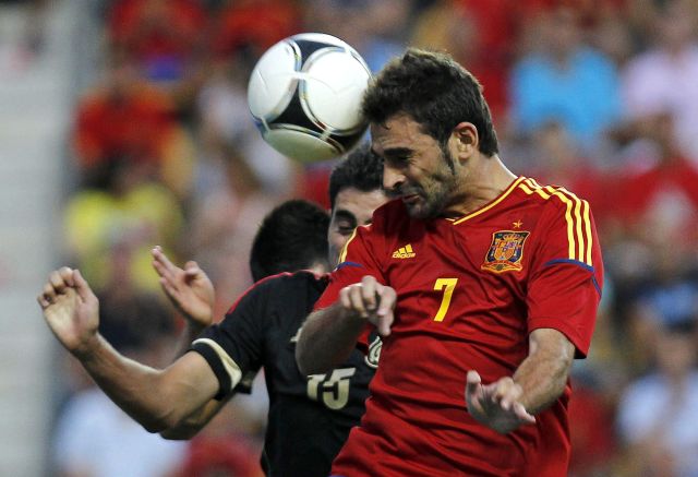 El delantero de la selección española, Adrián (d), cabecea ante el jugador de la selección de México, Nestor Vidrio.