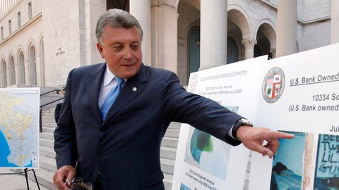 Carmen Trutanich, procurador municipal, muestra una de las casas  abandonadas por ese banco.