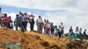 La autodenominada 'Guardia Indígena' agredió a soldados  y logró expulsarlos del sector tras enfrentamientos en Colombia.