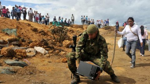 La autodenominada 'Guardia Indígena' agredió a soldados y logró expulsarlos del sector tras enfrentamientos en Colombia.