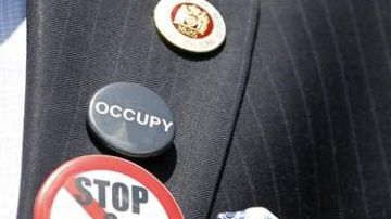 Un pin alusivo a la política "stop and frisk".