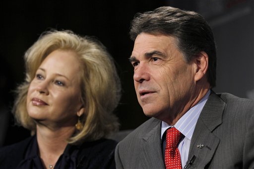 El gobernador Rick Perry y su esposa Anita.