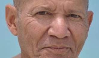 La persona es descrita como un hispano de 79 años, identificado como Ely Semidey, con domicilio en el 12 Oak Ridge Drive, Putnam Valley, Nueva York.