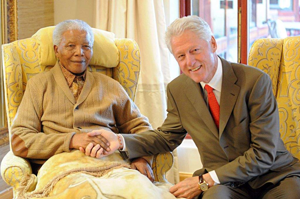 El expresidente Bill Clinton visitó ayer a Nelson Mandela en su residencia en el sureste de Sudáfrica.