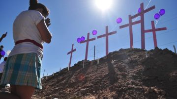 Una mujer llora en frente del memorial de otras ocho mujeres que fueron encontradas muertas en Ciudad Juárez.