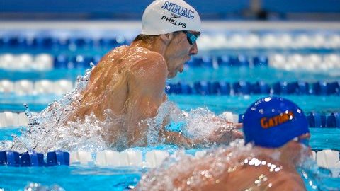 Phelps (izquierda) tendrá un duro duelo con su compatriota Lochte (derecha) en Londres.