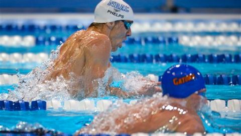 Phelps (izquierda) tendrá un duro duelo con su compatriota Lochte (derecha) en Londres.