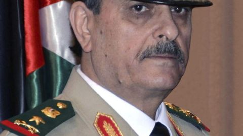 Presentan al nuevo ministro de Defensa, general Fahd Jasem al Freij, en Damasco, Siria, ayer..