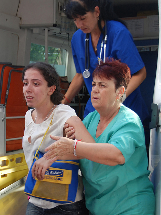 Israelí no identificada es ayudada al llegar al hospital. .